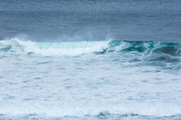 Fondo de olas de mar. Vista desde la playa.