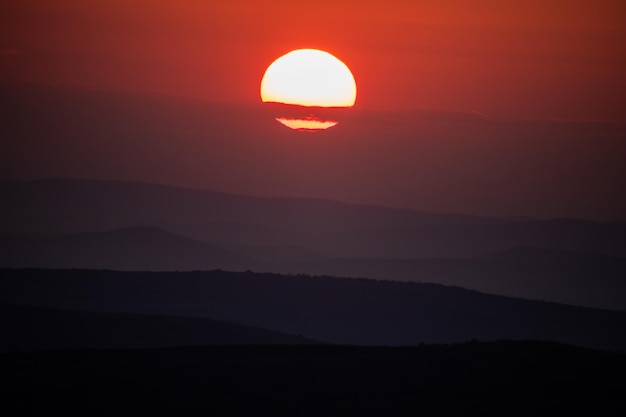 Fondo de onda de calor de sol naranja brillante