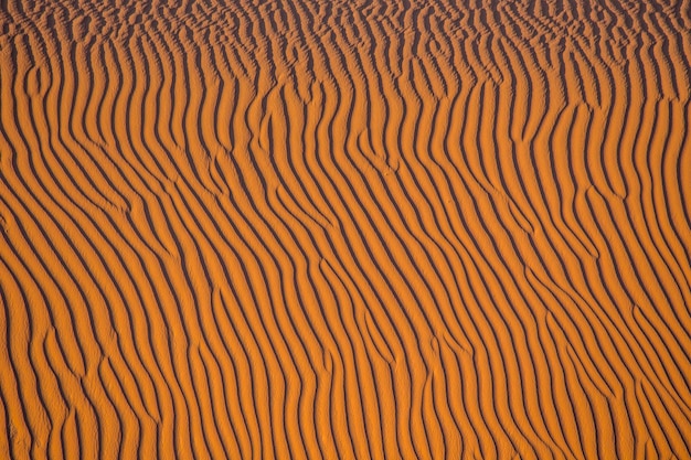 Fondo de ondas de arena en el desierto de Wadi Rum, Jordania