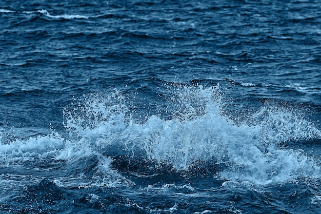 Fondo de ondas de mar oscuro textura de ondas de agua, resumen marino, viento del océano