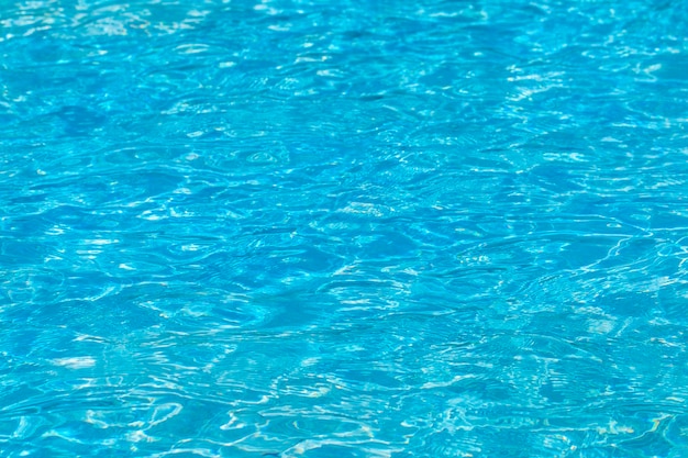 Fondo ondulado de agua azul en la piscina.