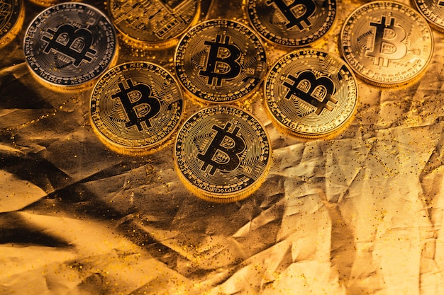 Fondo de oro bitcoin y crypto coin, dinero digital