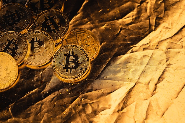 Fondo de oro bitcoin y crypto coin, dinero digital