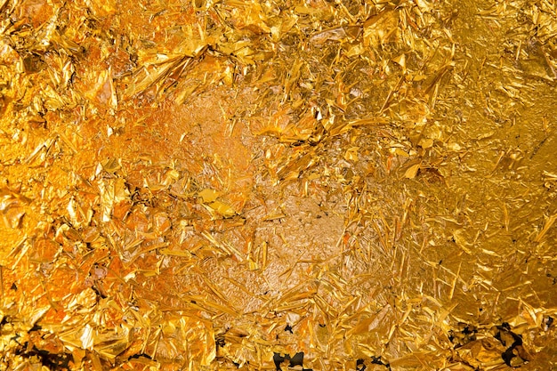 Fondo de oro hecho de hoja de oro de fondo con textura áspera