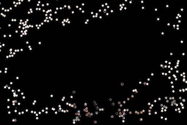 Fondo oscuro con brillo plateado brillante o marco de confeti. Pequeñas estrellas destellos para su proyecto de diseño