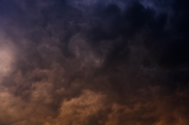 Fondo oscuro del cielo de la tormenta y del trueno