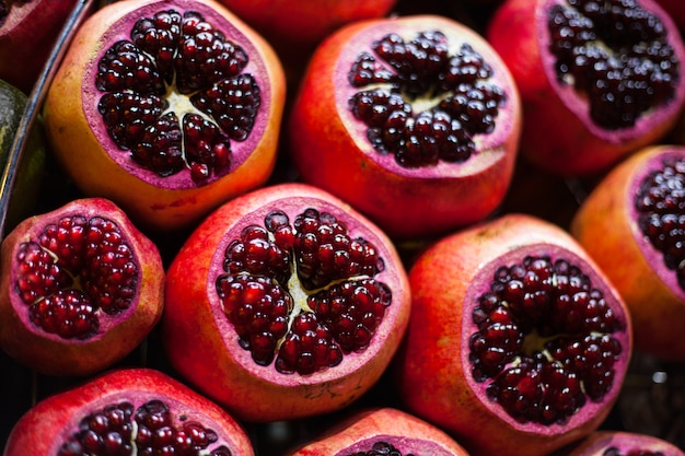 Fondo oscuro de granada roja fresca. Carga de granadas. Concepto de fondo de fruta de bajo perfil.