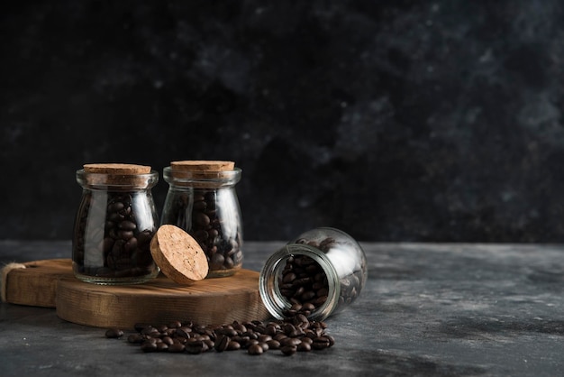 Fondo oscuro de granos de café sobre madera