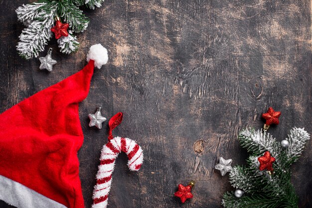 Fondo oscuro de Navidad con gorro de Papá Noel