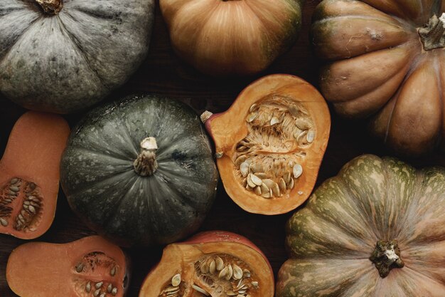 Fondo otoñal entonado con montón de calabazas en tablero de madera