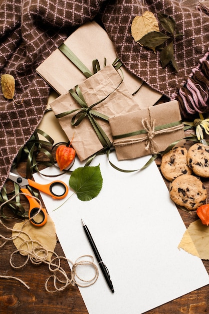 Fondo otoñal de preparación de regalos.