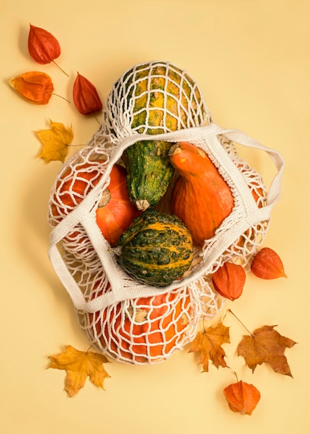 Fondo de otoño con calabazas en una bolsa de hilo