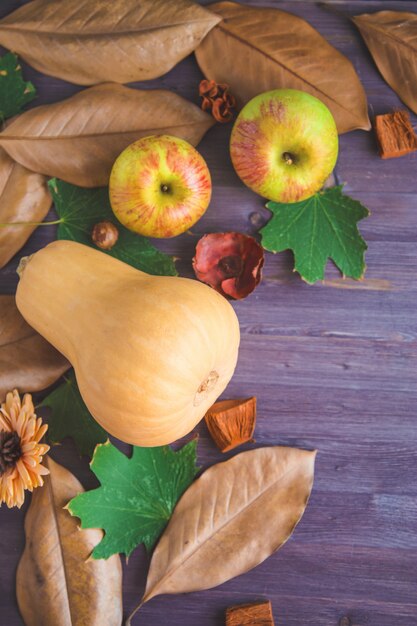 Fondo de otoño Calabazas hojas de manzanas sobre un fondo de madera