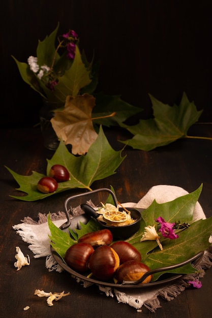 Fondo de otoño con castañas italianas