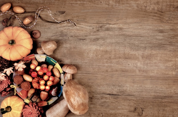 Fondo de otoño con decoraciones secas de otoño en madera