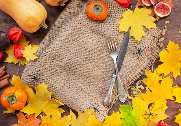 Fondo de otoño con hojas de arce amarillas, frutas y verduras de otoño. Concepto de Halloween.