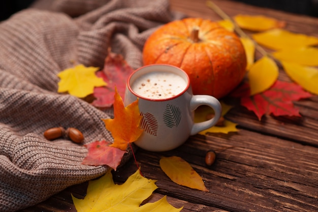 Foto fondo de otoño con hojas, calabaza y café