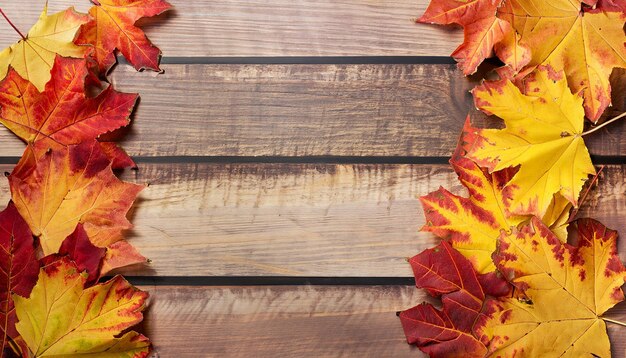 Fondo de otoño hojas de otoño sobre un fondo de madera