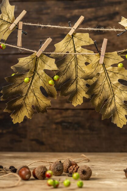 Fondo de otoño de hojas de otoño sobre la tabla de madera, plano, lugar para texto