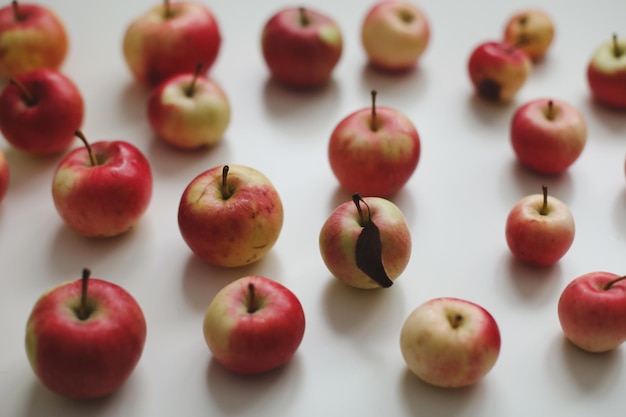 Fondo de otoño con manzanas rojas maduras frescas aisladas en la vista superior blanca Hola concepto de otoño