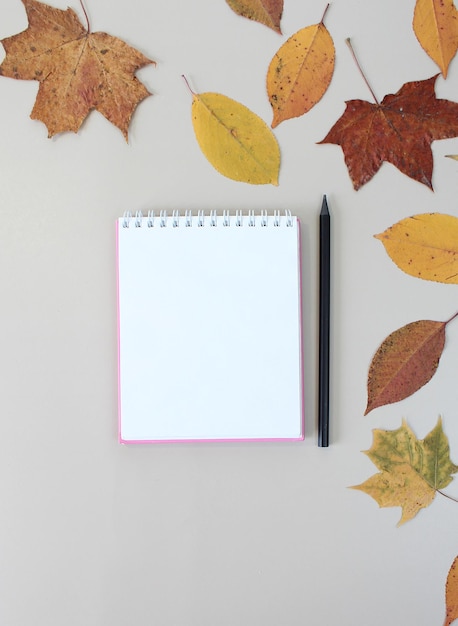 Fondo de otoño con maqueta de cuaderno artesanal