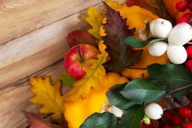 Fondo de otoño con snowberry y calabaza amarilla