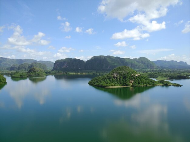 Fondo de paisaje de lago y bosque