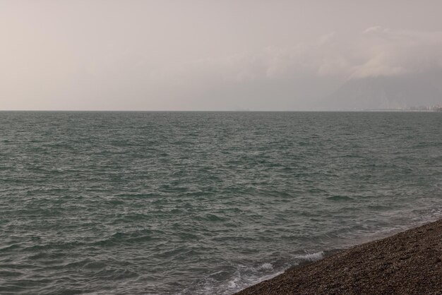 Fondo de paisaje marino y cielo nublado