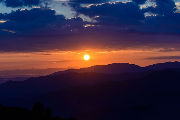 Fondo de paisaje de montaña de amanecer