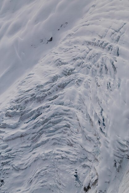 Fondo de paisaje de montaña cubierto de nieve resistente aérea canadiense