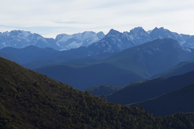 fondo del paisaje montañoso