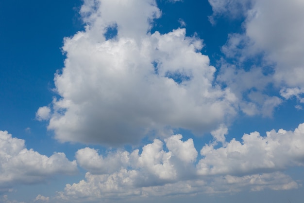 Fondo de paisaje con nubes, horario de verano, hermoso cielo