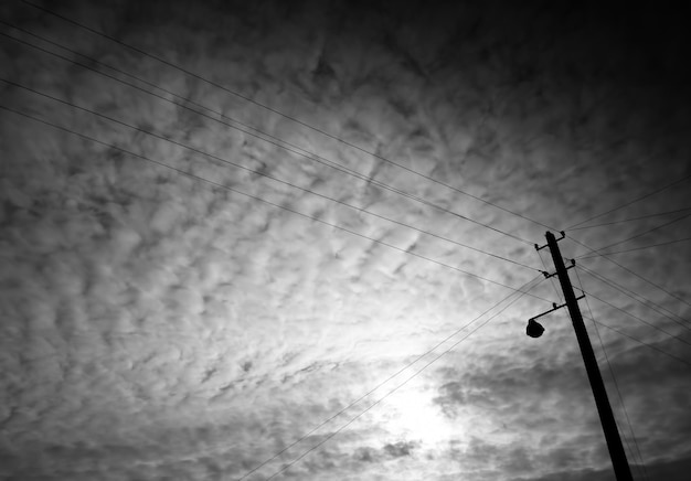 Fondo de paisaje de nubes de línea eléctrica antigua en blanco y negro hd