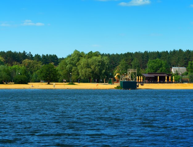 Fondo de paisaje de playa de río ruso