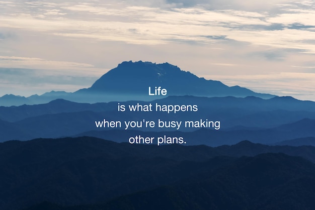 Fondo paisajístico con citas inspiradoras La vida es lo que sucede cuando estás ocupado haciendo planes