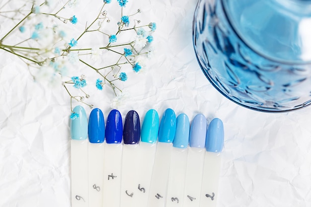 Foto fondo de paleta de manicura de esmalte de uñas azul diferente. muestras de esmaltes de uñas.