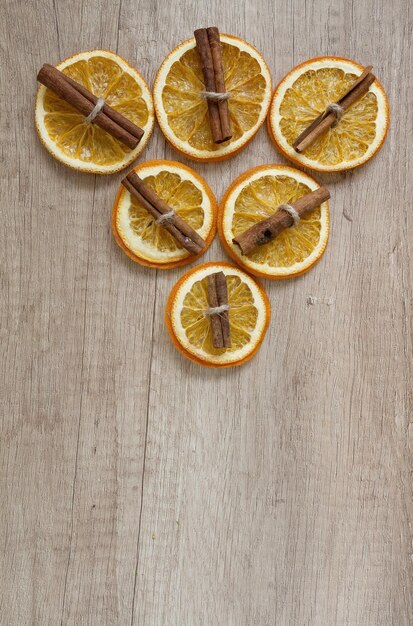 Fondo de palitos secos de naranja y canela