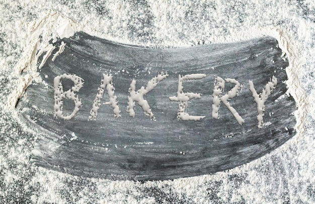 Fondo de panadería con harina en la vista superior de la mesa de la cocina