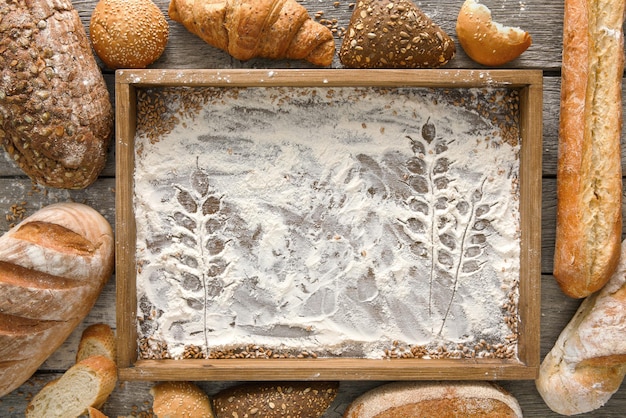 Fondo de panadería de pan. Panes de grano de trigo marrón y blanco comp