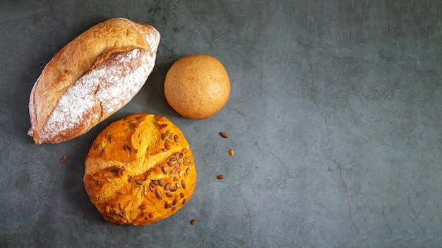 Fondo de panadería con pan recién horneado en la mesa