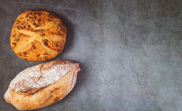 Fondo de panadería con pan recién horneado en la mesa