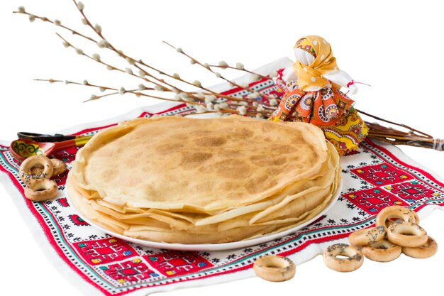 Fondo con panqueques, muñecas textiles y sauces aislados en blanco para el festival Maslenitsa. Comida tradicional rusa para Shrovetide.