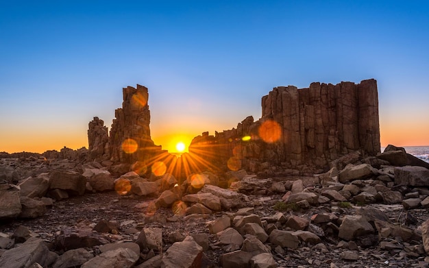 Fondo de pantalla del amanecer en las rocas