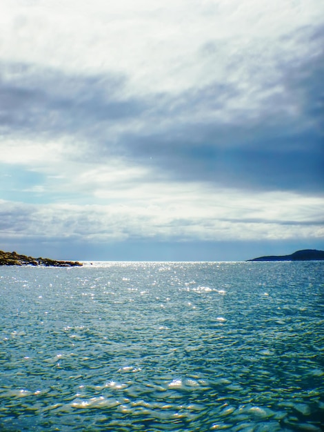 Fondo de Pantalla de Cielo Azul con Nubes sobre el Mar Mar