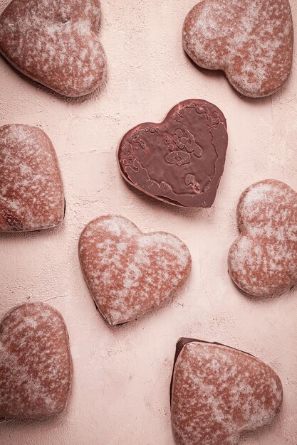 Fondo de pantalla de comida pan de jengibre glaseado con chocolate vista superior en forma de corazón sin gente