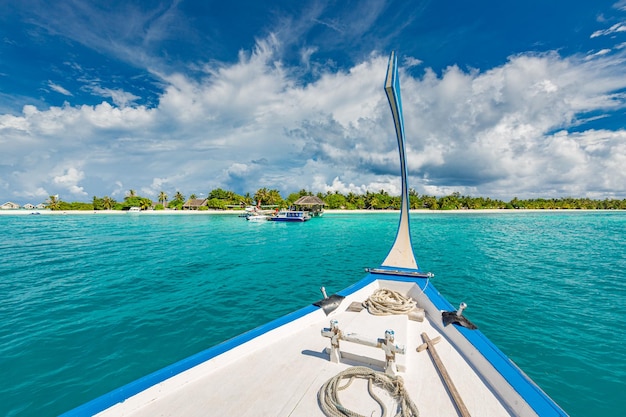 Fondo de pantalla inspirador de la playa de viajes de Maldivas, barco tradicional Dhoni, mar azul perfecto con laguna