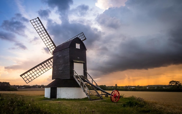 Fondo de Pantalla del molino de viento en la finca al atardecer