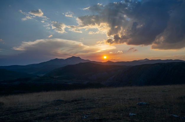 Fondo de pantalla de puesta de sol de alta montaña con nubes