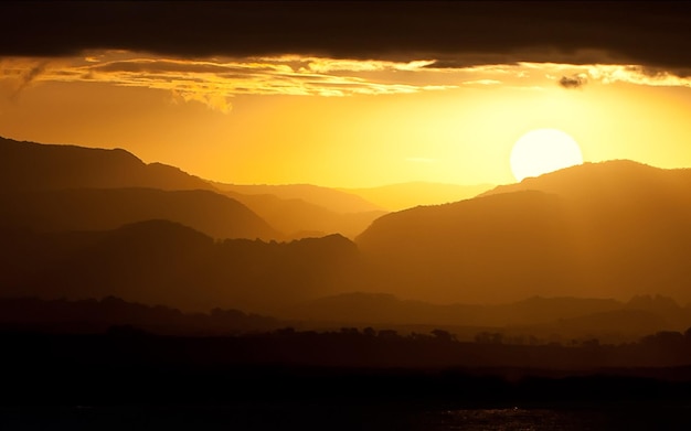 Fondo de pantalla de puesta de sol en las montañas al atardecer