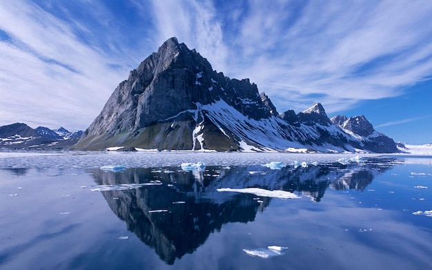 Fondo de pantalla del reflejo de los nevados en el arroyo